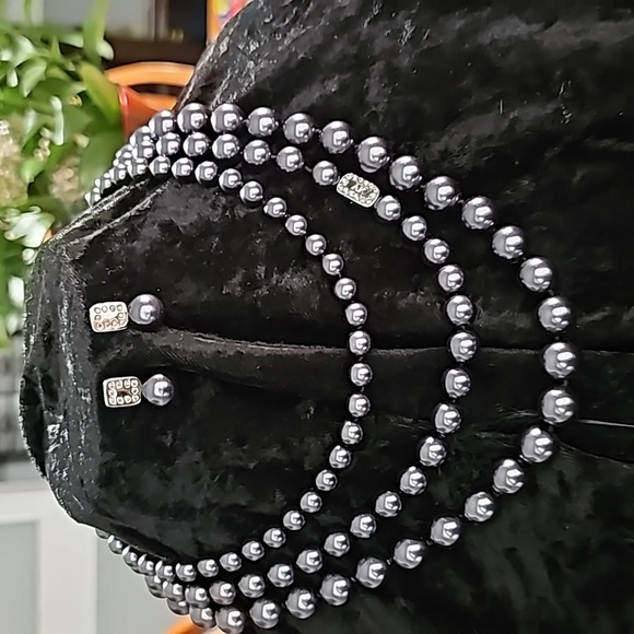 Ann Klein Gorgeous Necklace and Earrings. Charcoal color Pearls on Silver. - Picture 3 of 8